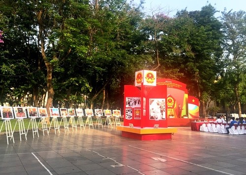 Photo exhibit marks general election in Hanoi - ảnh 1
